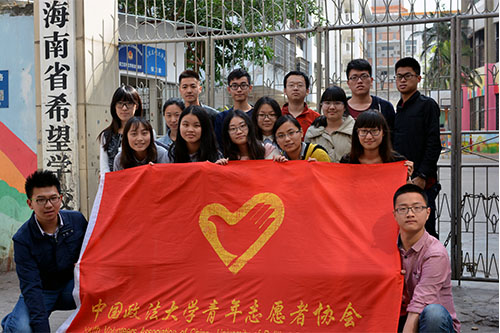 学校门口合照